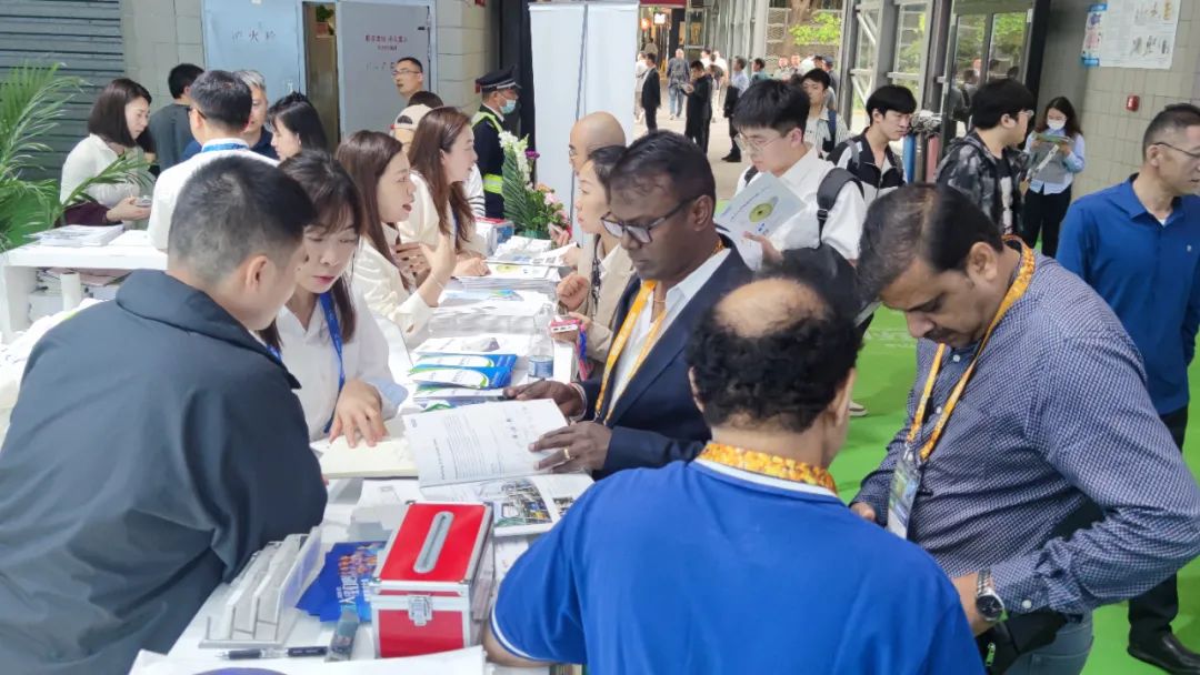 東南亞客戶光臨嘉戎技術(shù)展臺咨詢污水處理